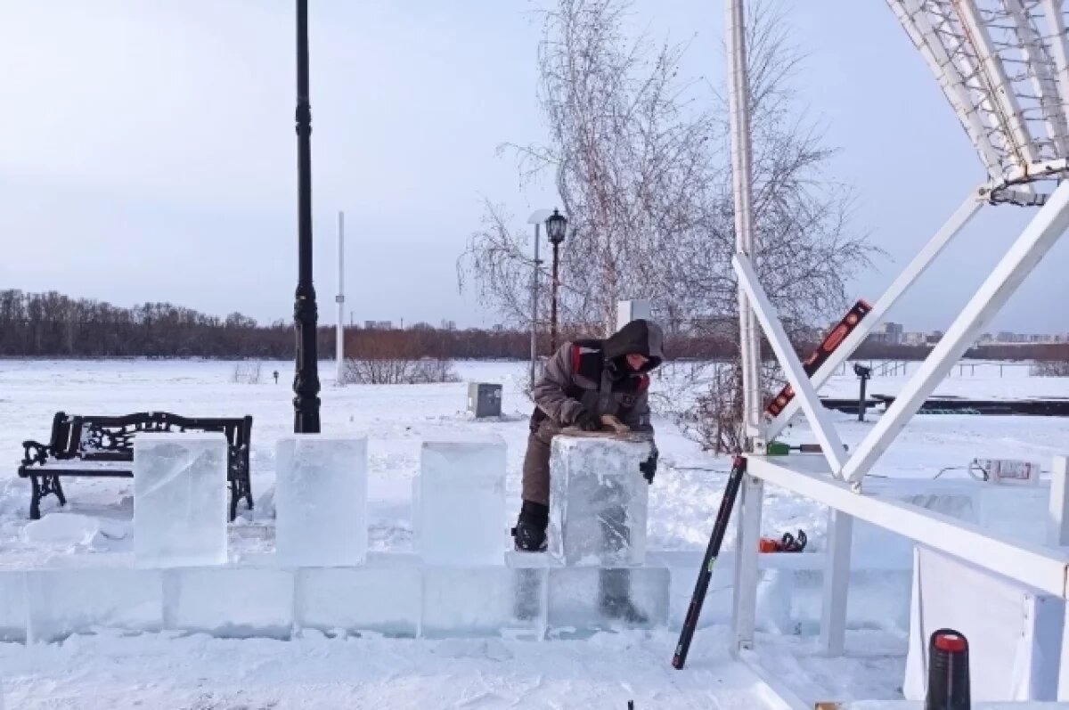   В «Омской крепости» возводят главный зимний городок