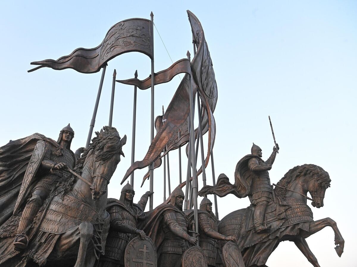    Скульптурная композиция "Князь Александр Невский с дружиной" в деревне Самолва на берегу Чудского озера в Псковской области | © РИА Новости / Евгений Одиноков