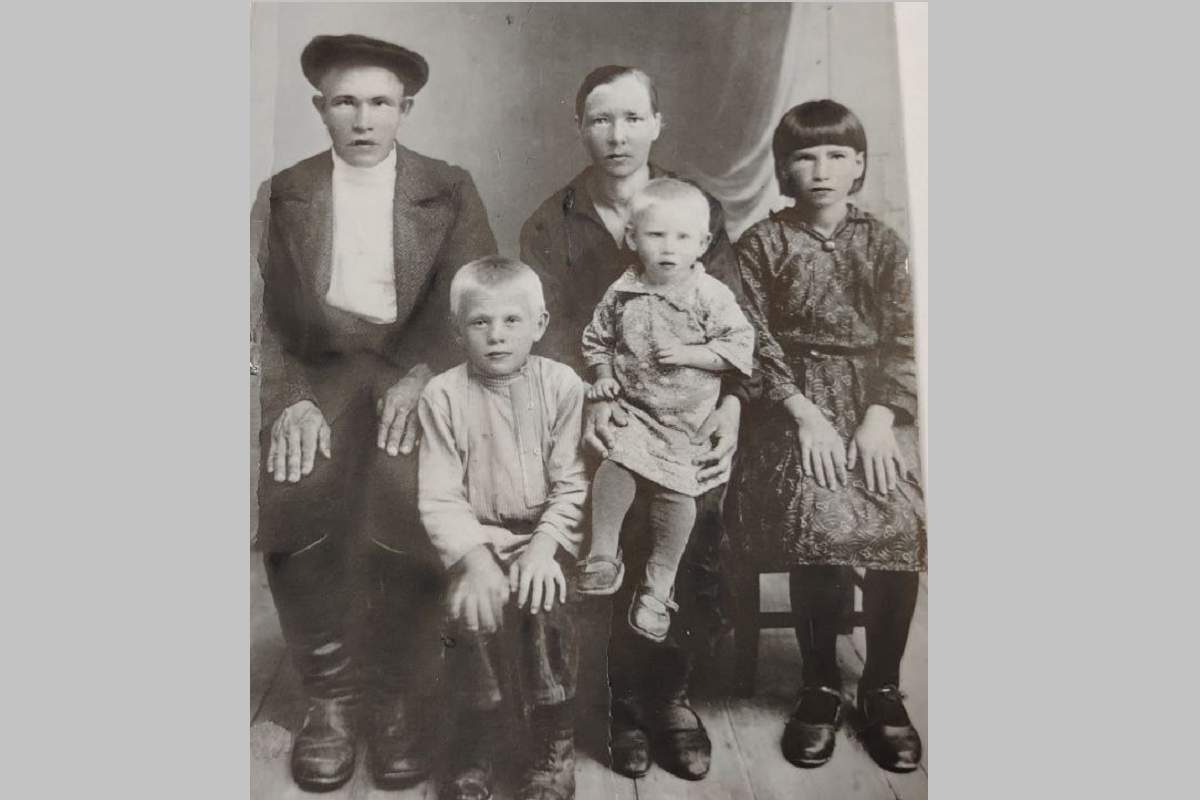    Николай Алексеевич Черепенин с семьёй за две недели до начала войны