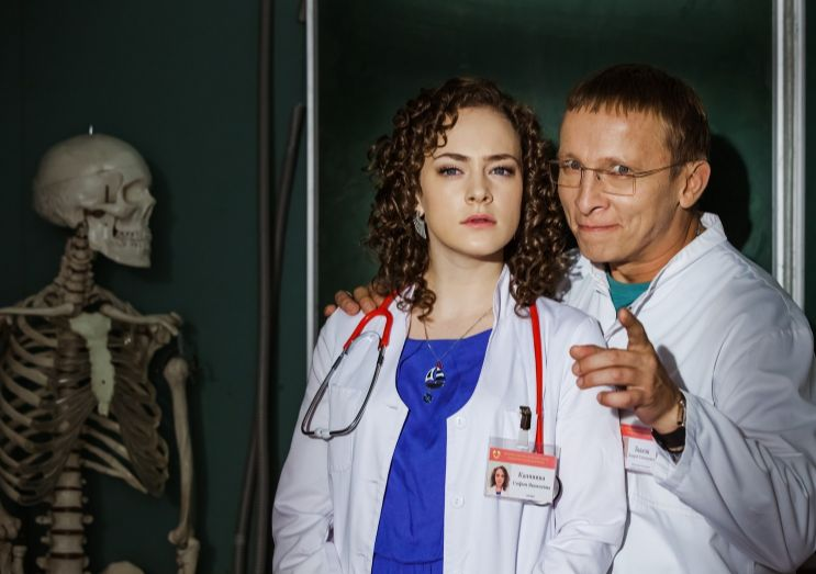 Аглая Тарасова пополнила каст сериала "Интерны" уже ближе к концу. Зрители раскритиковали ее игру и образ, выразив недовольство, мол, Кристина Асмус в первых сезонах и та была лучше.