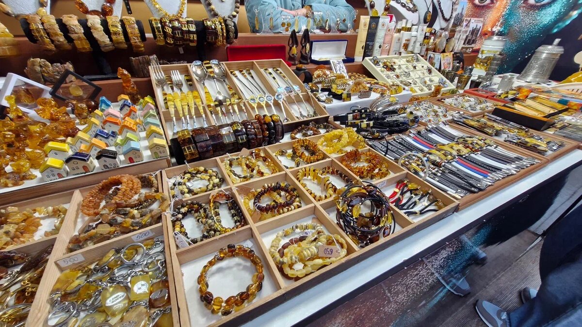 Янтарь — самый распрестранный сувенир в Калиниградской области. Фото канала «Гид по России | Путешествия»