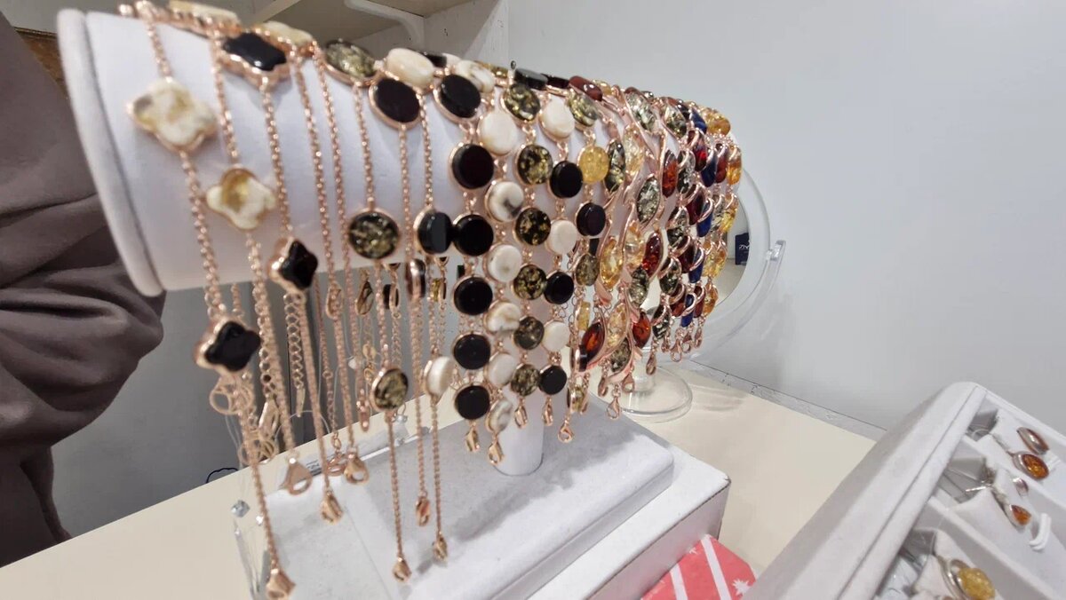 Изделия внешне могут быть совсем не похожими на янтарь — есть разные виды обработки этого камня, которые и дают ему разные оттенки и текстуру. Фото канала «Гид по России | Путешествия»