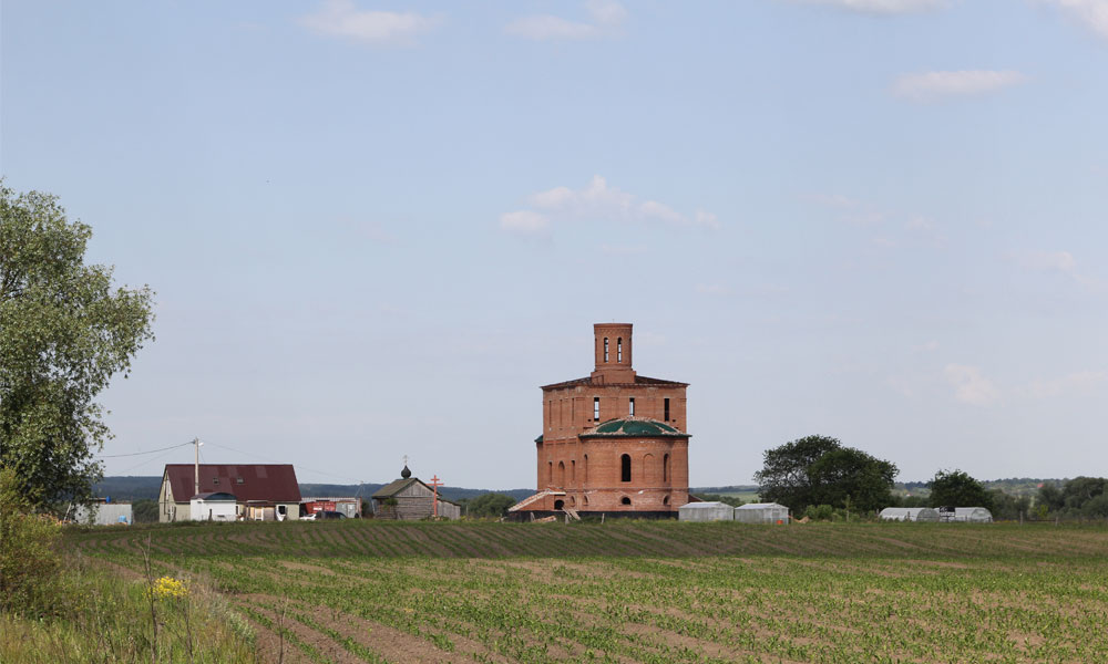 Вид на Свято-Троицкий Лютиков монастырь со стороны села Корекозево. Фото: Игорь Мартынов /  «Отечество и вера».