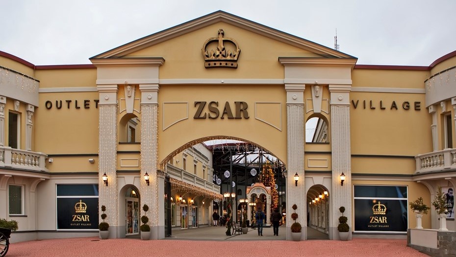 Автор фото: Sergei Afanasev / Shutterstock / FOTODOM. Аутлет-деревня "Царь" (Zsar Outlet Village) у границы Финляндии с Россией.