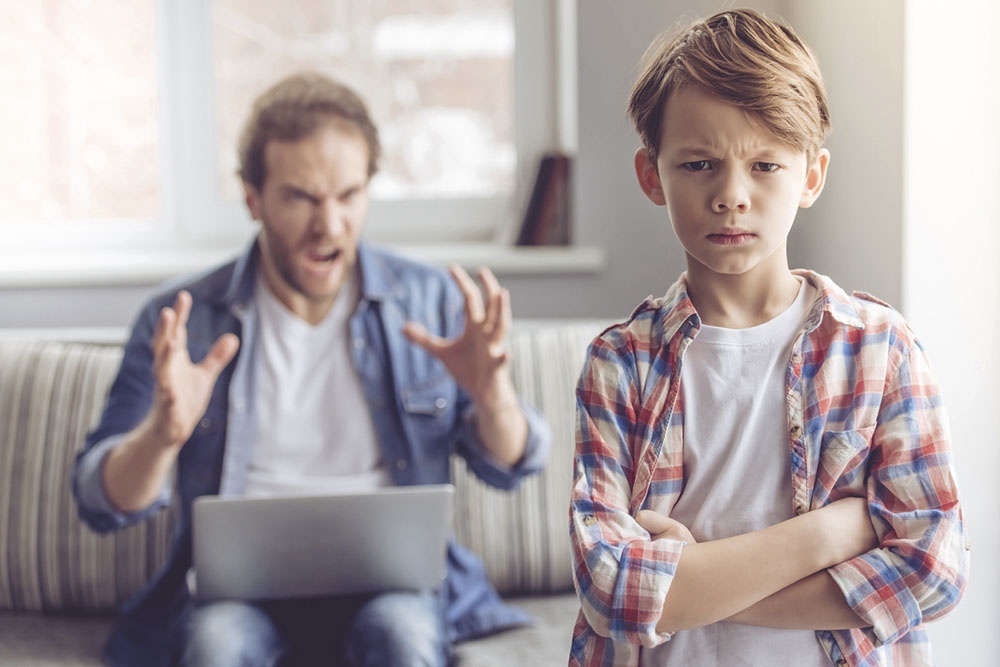    Частая критика, особенно переходящая на личность ("ты неумеха", "ты ленивый"), а не на конкретные действия, заставляет ребенка поверить в свою неспособность что-либо делать хорошо. / Фото: iStock