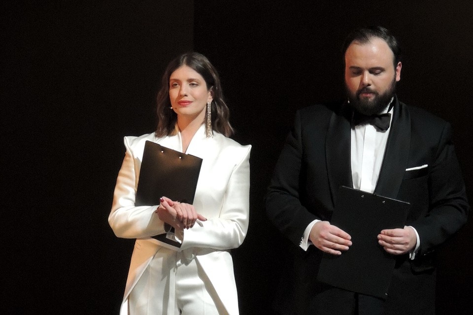    Ведущие церемонии Аня Чиповская и Денис Самойлов Анастасия ПЛЕШАКОВА