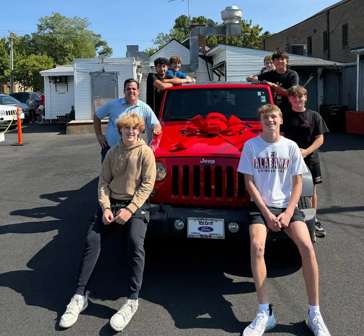 Старшеклассники подарили автомобиль уборщику.