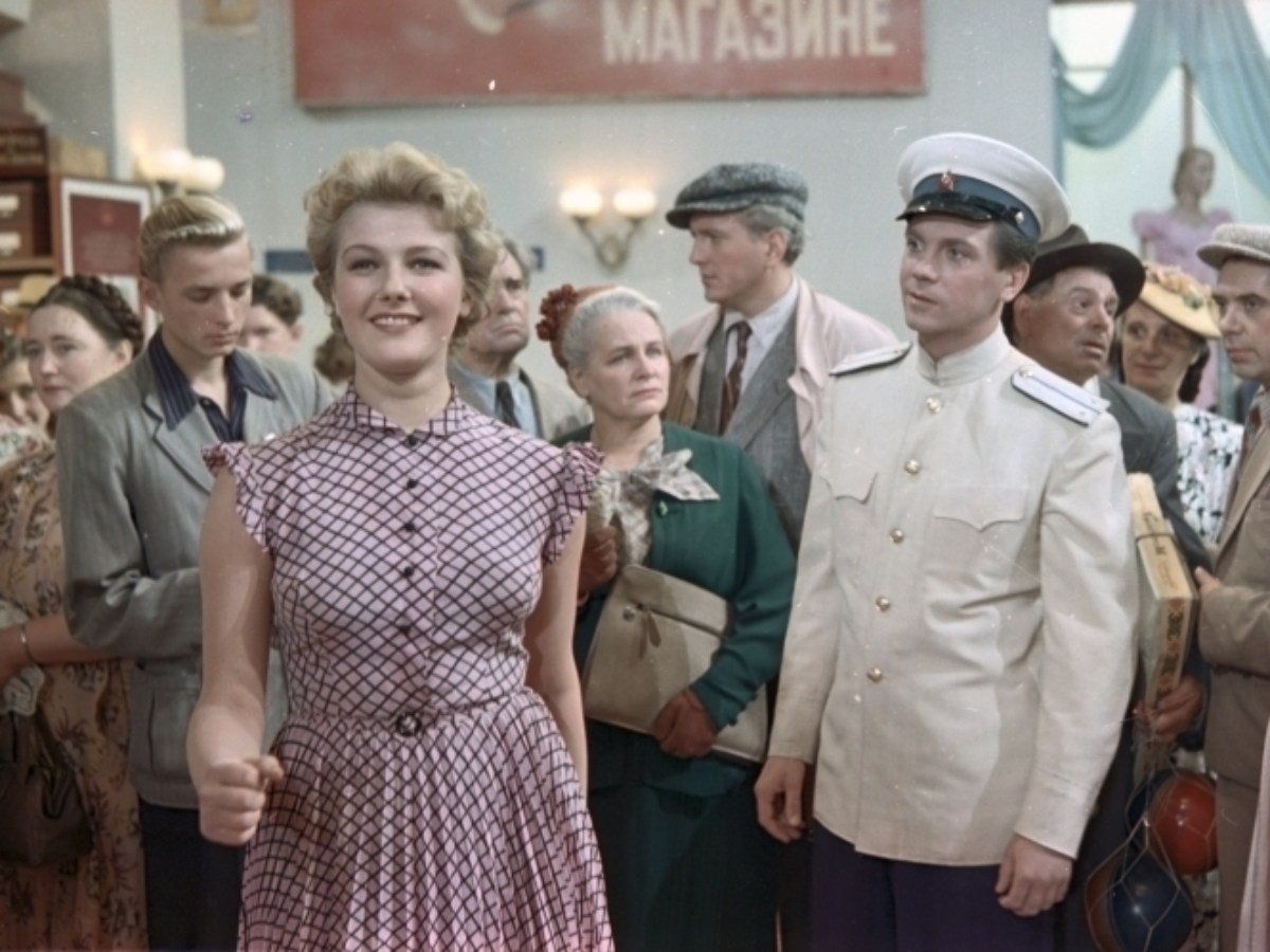 Кадр из фильма «За витриной универмага».