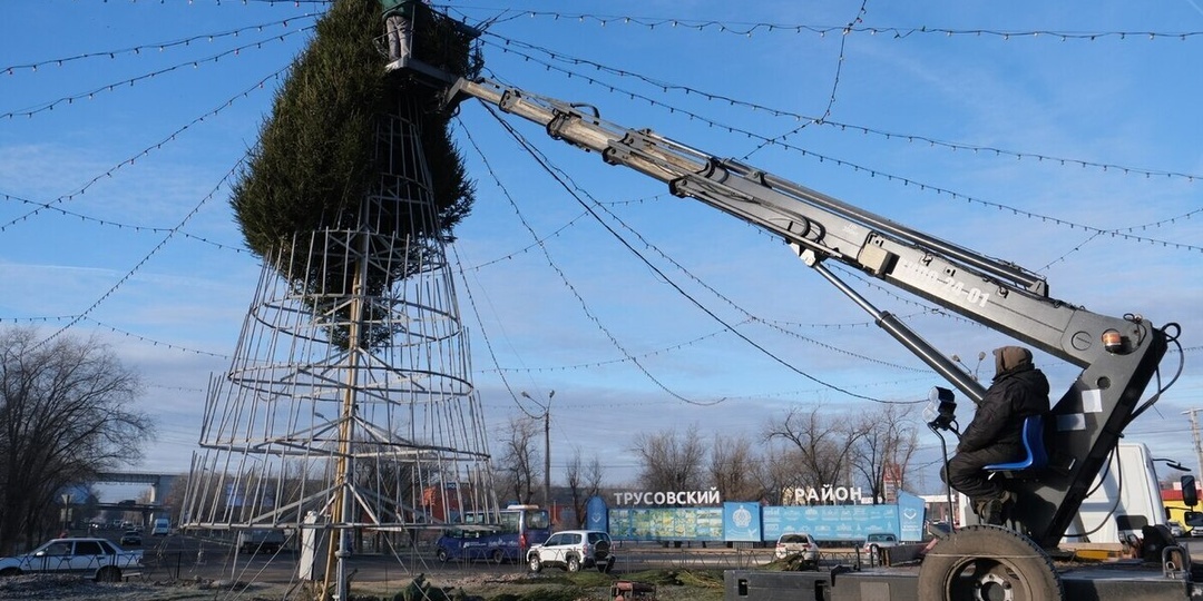 На разворотном кольце Мостстроя в Астрахани собирают живую новогоднюю ель