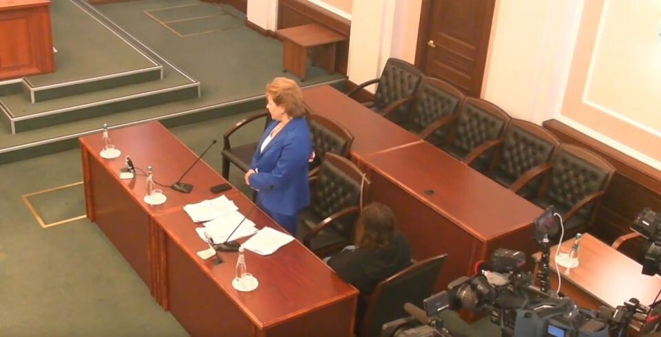    Полина Лурье (справа) с адвокатом. Источник: кадр трансляции Верховного суда РФ