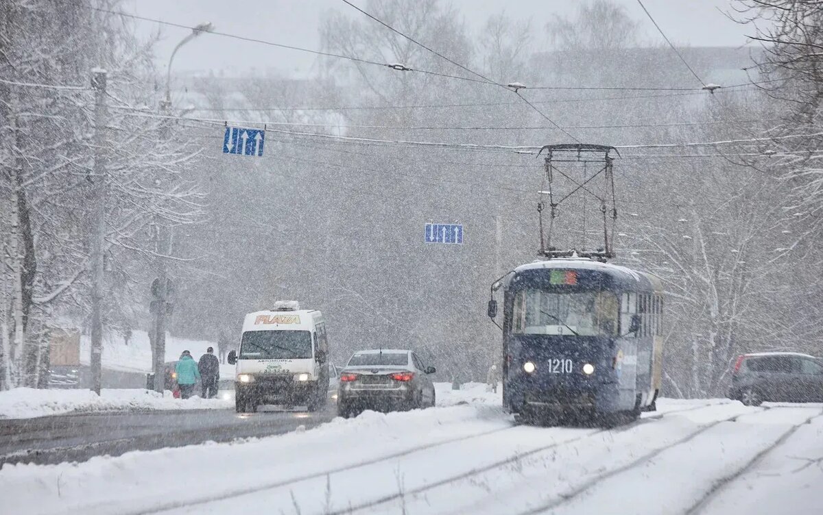    Более 10 случаев «зацепинга» зафиксировали на трамваях в Ижевске