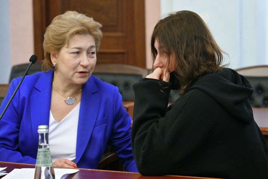    Адвокат Светлана Свириденко (слева) и покупательница квартиры певицы Ларисы Долиной Полина Лурье / Источник: © Кирилл Зыков/РИА Новости