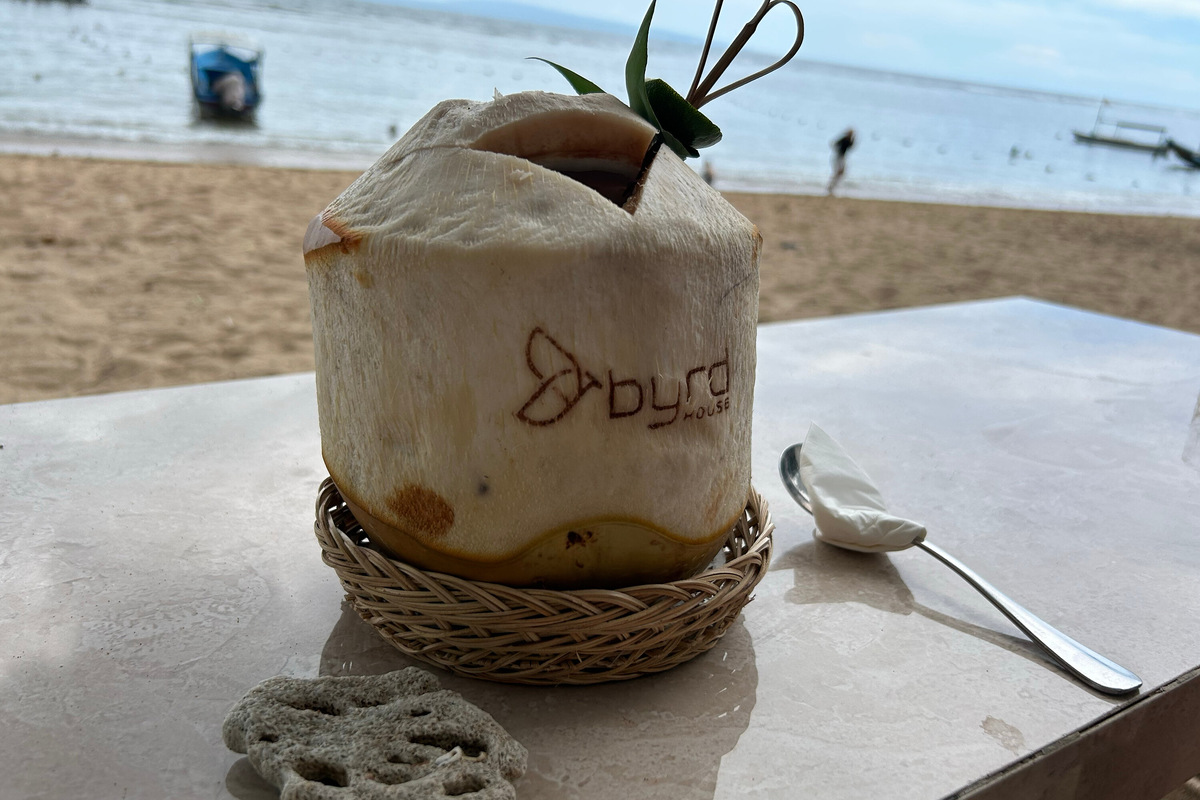 Маркетинг по-балийски: прямо на кокосовых орехах выжигают логотипы и названия отелей или пляжных клубов