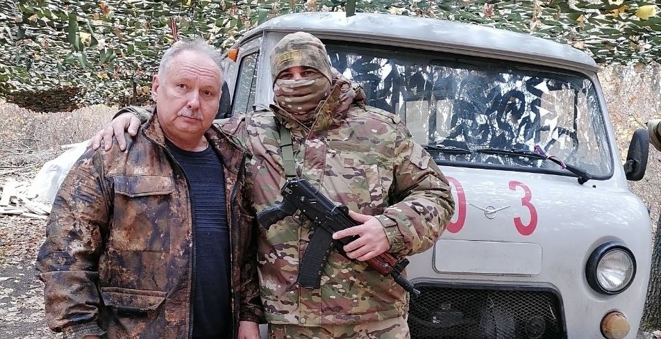   Вадим Назаров (слева) доставил на СВО около десятка машин
