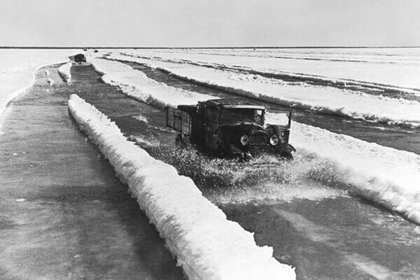 Немцы яростно бомбили грузовик, думая, что уничтожают боеприпасы: они бы лопнули от злости, узнав, ЧТО на самом деле лежало в кузове