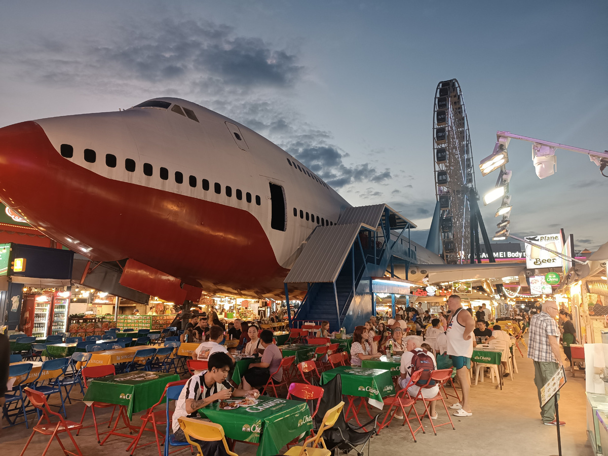 Ночной рынок на второй улице центральной Паттайи