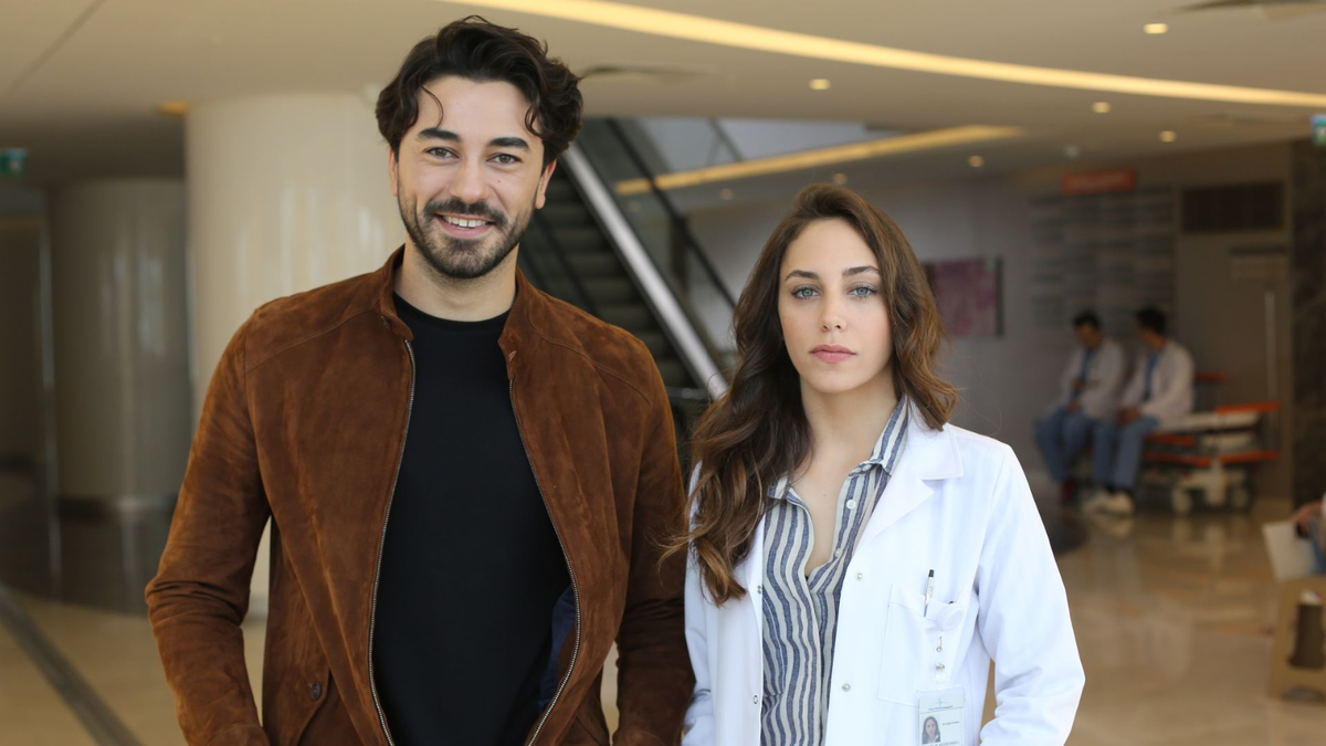 Исполнители главных ролей: Гёкхан Алкан и Ойкю Караэль