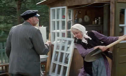 Баба Шура воспитывает дядю Митю.