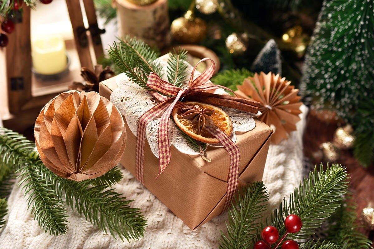 Не забудьте творчески упаковать подарок: в предвкушении — половина удовольствия. Источник: Teresa Kasprzycka / Shutterstock / FOTODOM📷
