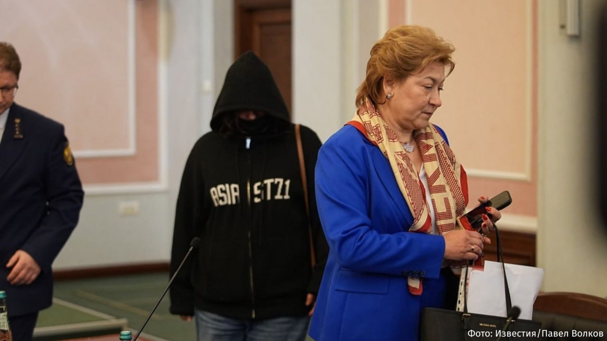  Автор фото: Павел Волков / "Известия". Покупательница квартиры Ларисы Долиной Полина Лурье (на заднем плане) и её адвокат. 