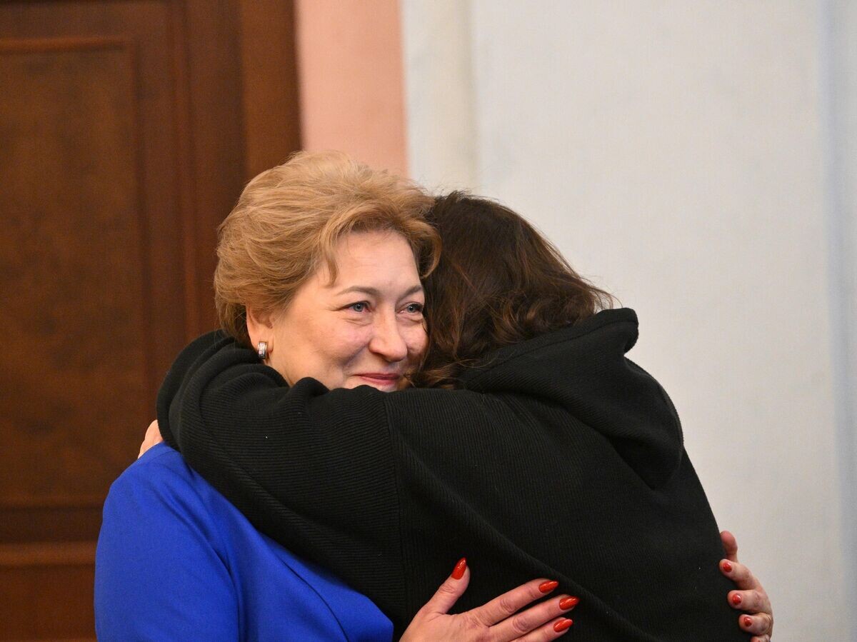    Адвокат Светлана Свириденко и покупательница квартиры певицы Ларисы Долиной Полина Лурье во время рассмотрения жалобы на решения судов по иску о признании недействительной сделки о продаже квартиры в Верховном суде РФ | © РИА Новости / Кирилл Зыков