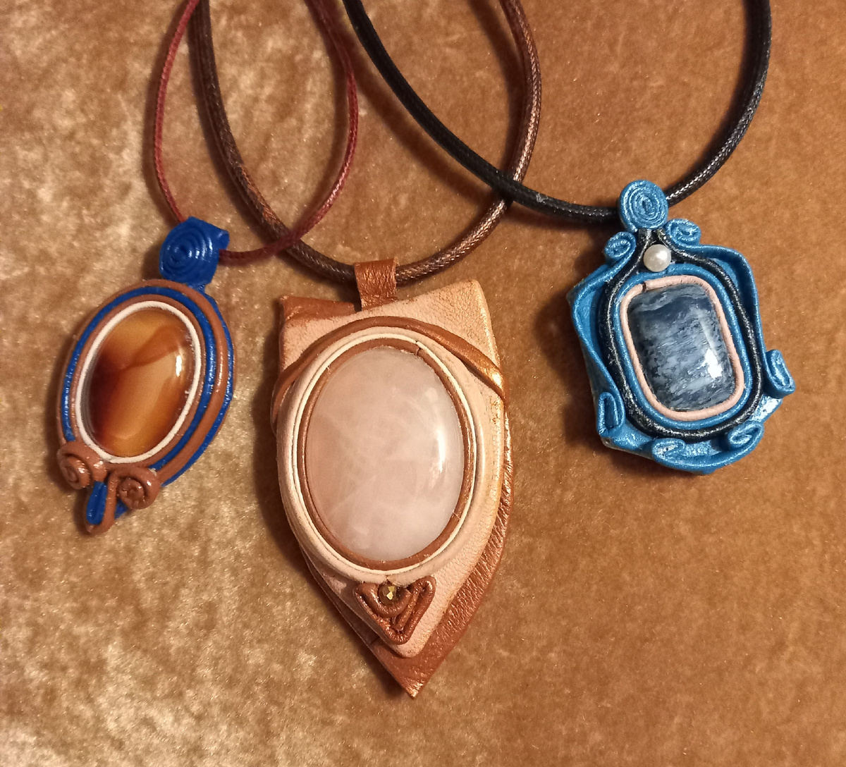 Кулоны своими руками