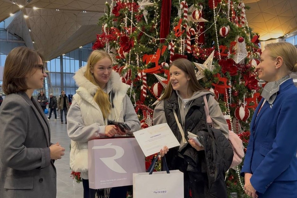    В Пулково поздравили юбилейного пассажира. Фото: t.me/pulkovo_led