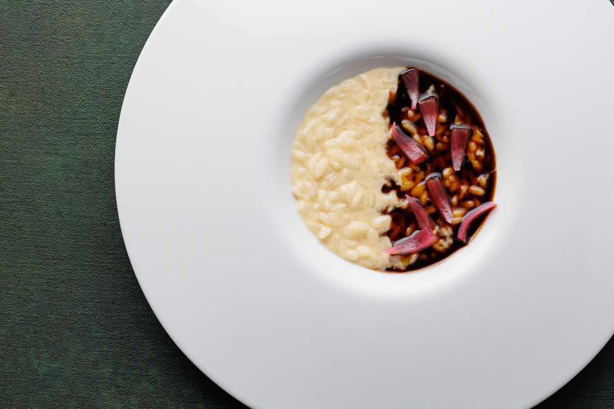 Ризотто с пармезаном, гарумом из курицы, кисло-сладким красным луком и овощным демигласом, Butler