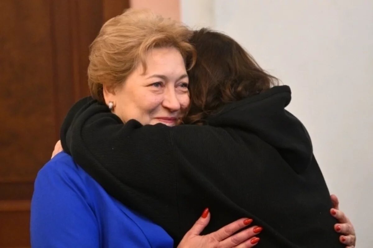    Полина Лурье обняла своего адвоката после объявления решения суда