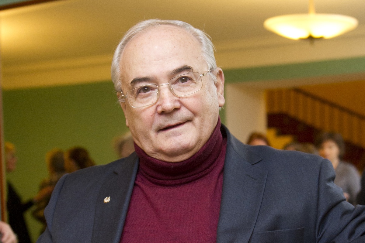    Актер Всеволод Шиловский перед началом юбилейного вечера, посвященного 75-летию Центрального Дома актера, который прошел в Театре им. Е. Вахтангова./Илья Питалев/РИА Новости