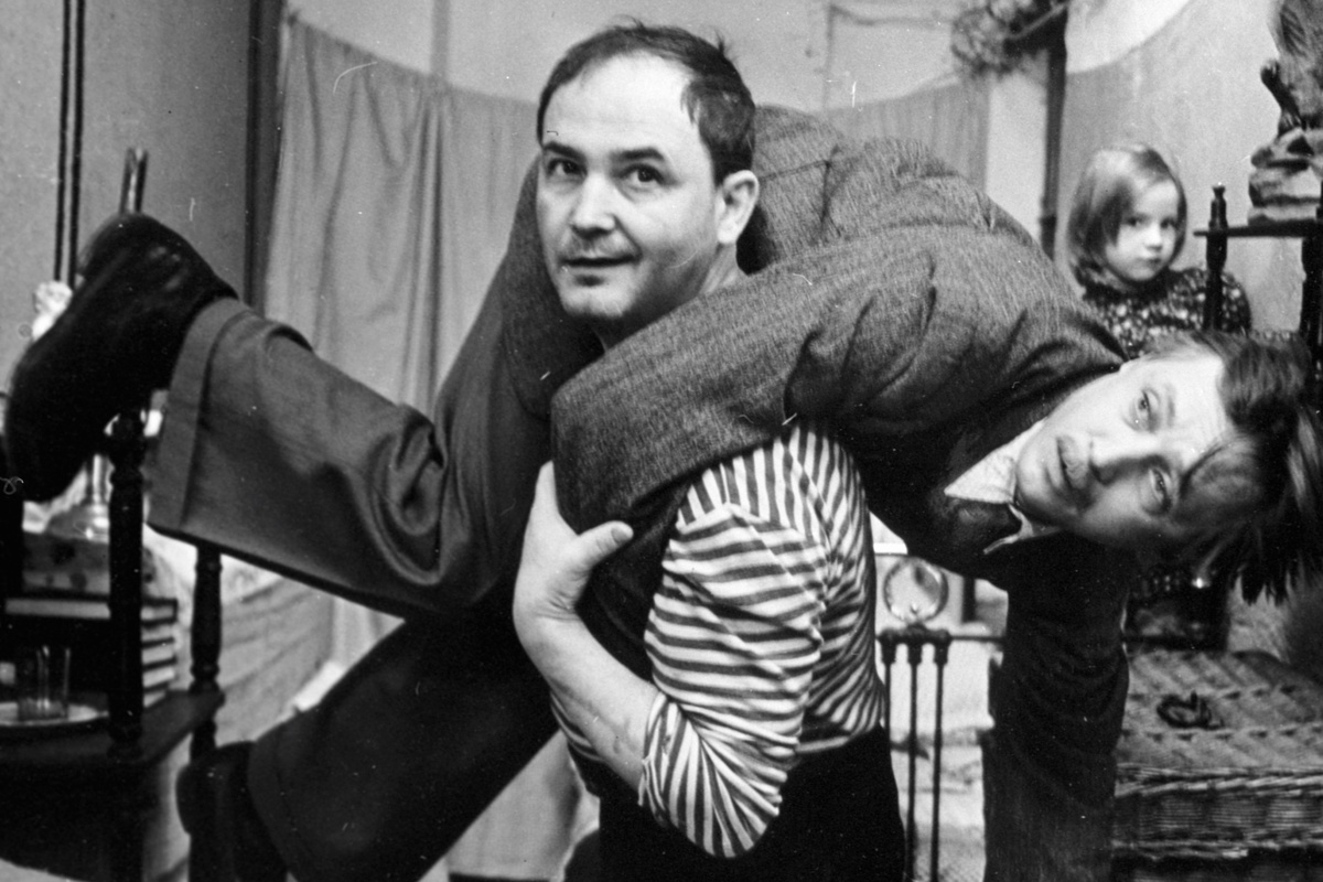    Актеры Николай Бурляев (справа) в роли Саши Нетужилина и Всеволод Шиловский (слева) в роли Гриши в фильме "Военно-полевой роман"./Юрий Иванов/РИА Новости