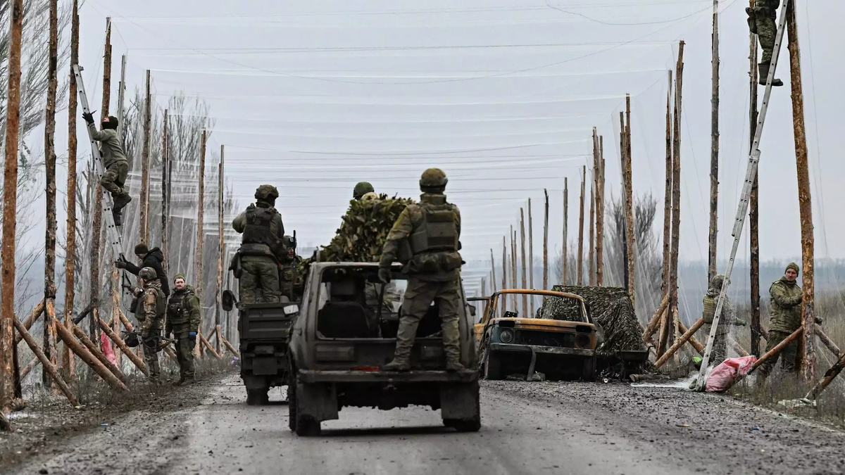 Российские военнослужащие устанавливают антидроновые сети в зоне СВО
