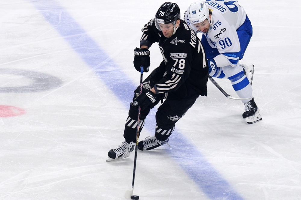    Хоккеисты "Трактора" (в черном) возобновляют регулярный чемпионат с новым главным тренером. / РИА Новости