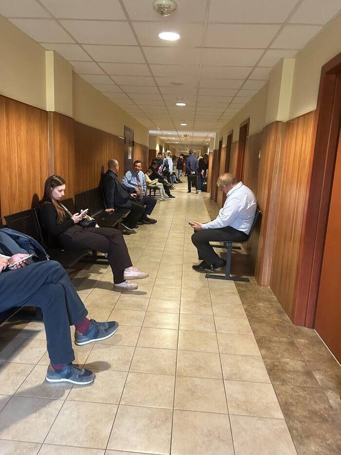 Люди в коридоре Тушинского районного суда ждут своей очереди