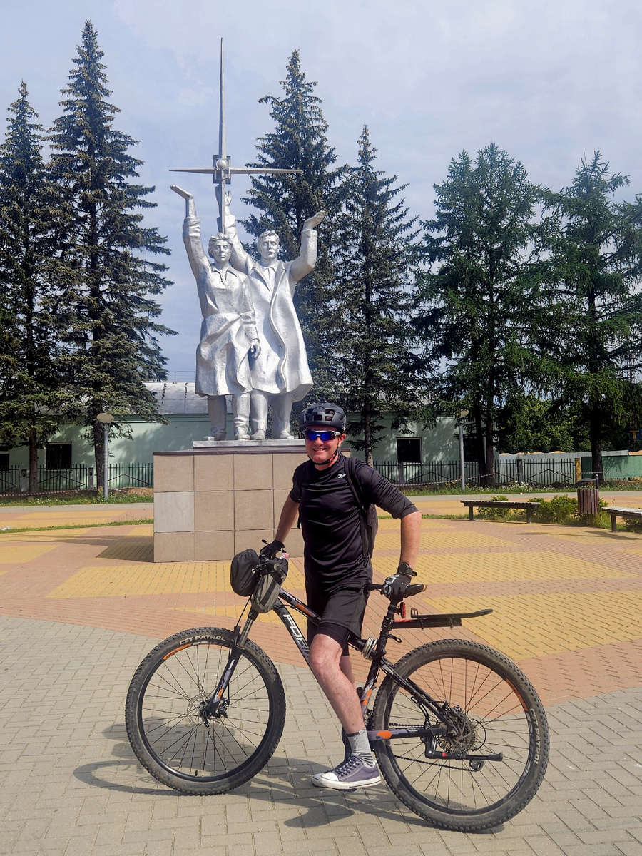 Я на старте - на площади Труда перед стадионом Торпедо