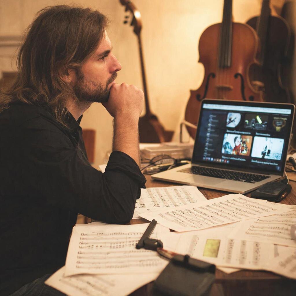 Музыкант думает: "я написал бездну песен, записал все это на лучших студиях, но почему это никто слушает???"