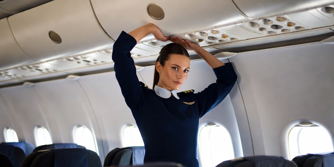 Почему стюардесса прячет руки, когда встречает пассажиров?