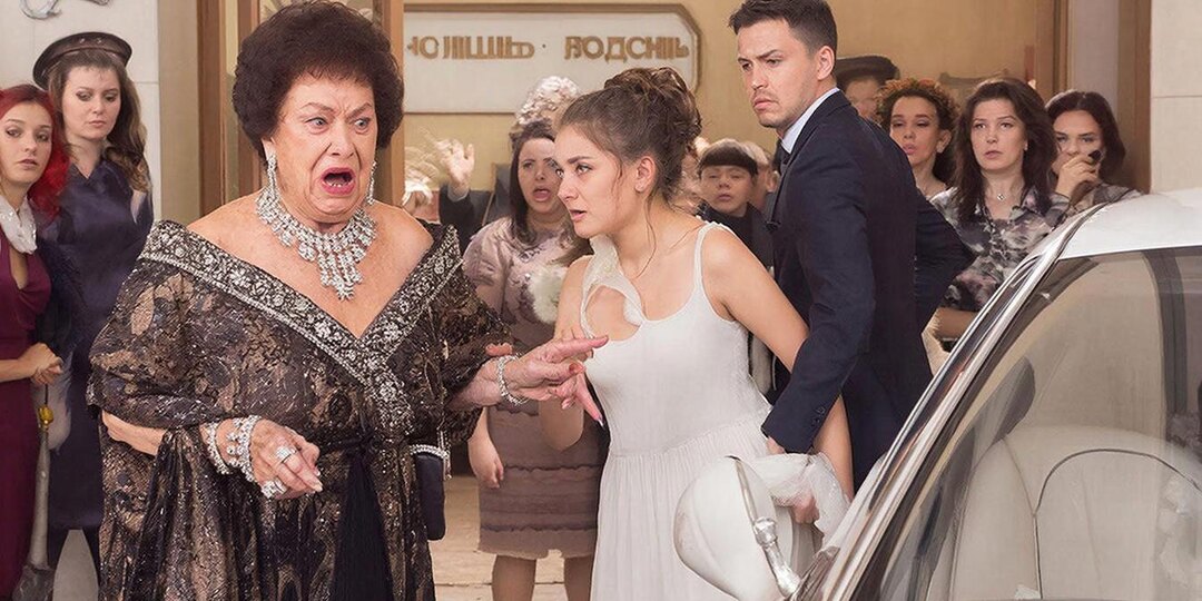 — Или я, или эта голодранка! — поставила ультиматум мать, встав в дверях ЗАГСа. Сын посмотрел на невесту,потом на мать, развернулся и сделал