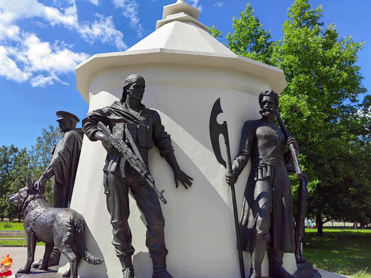 На данном фото видим (слева направо) фигуру пограничника-кинолога времен Пограничных войск КГБ СССР со служебной собакой, далее - собирательный образ пограничника позднесоветского периода, затем - стрелец, вооружённый секирой и пищалью. 