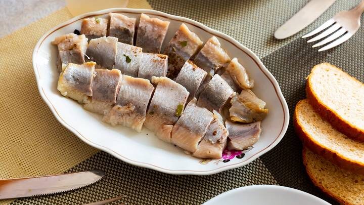 Самая любимая рыба россиян: чем полезна селедка и что делает ее вредной для здоровья