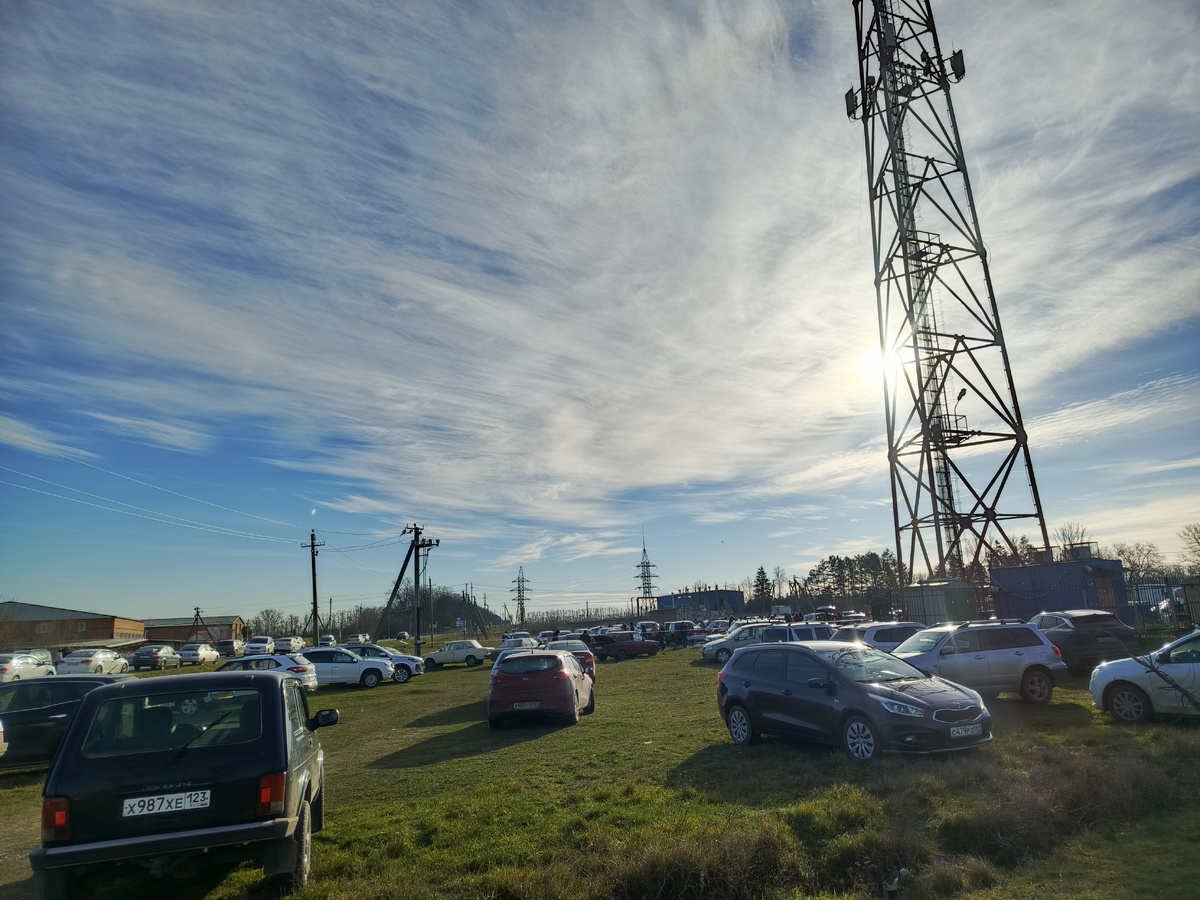 Это только малая часть машин, кто приехал на "голубиную" ярмарку.