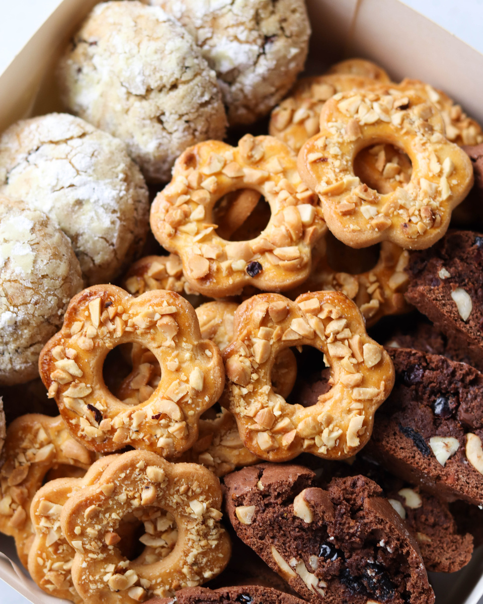 ассорти новогодней выпечки: арахисовое печнье, пряники с шоколадом, шоколданые бискотти. все рецепты доступны по подписке Премиум