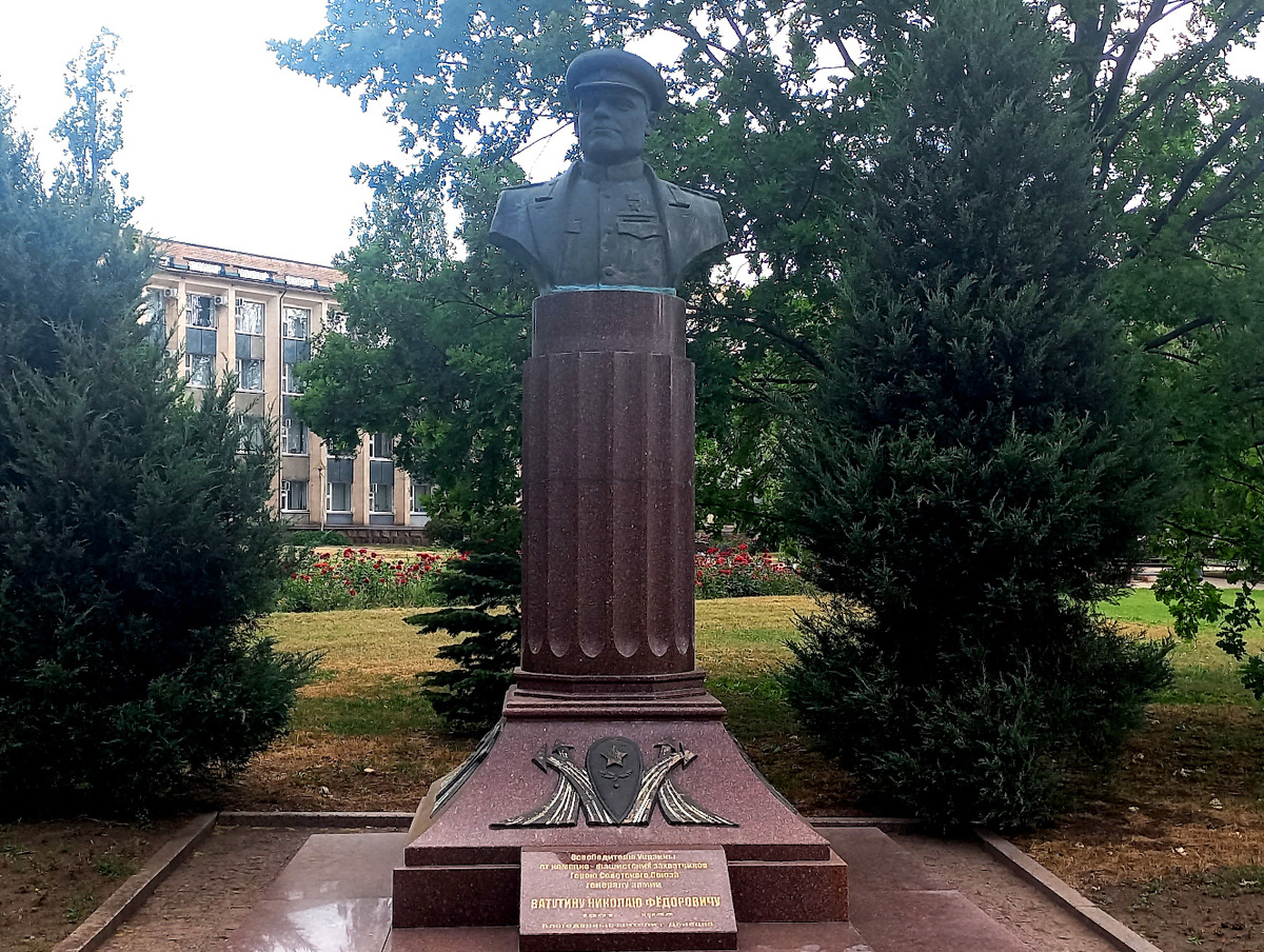 Памятник генералу Ватутину Н.Ф. в Донецке. Автор В.Ф. Пискун