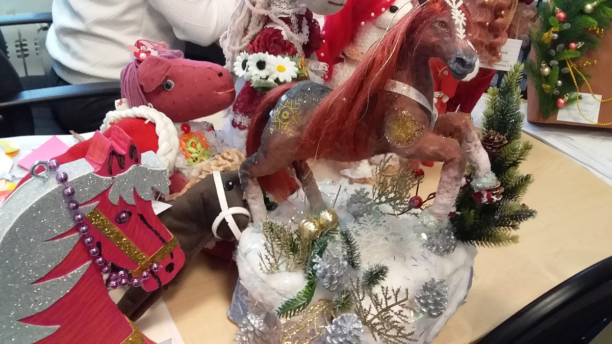 Вторая номинация "Символ года". Замечательные кони! Не даром тройку коней вместе с Гоголем сравнивают с Русью, летящей сквозь года!