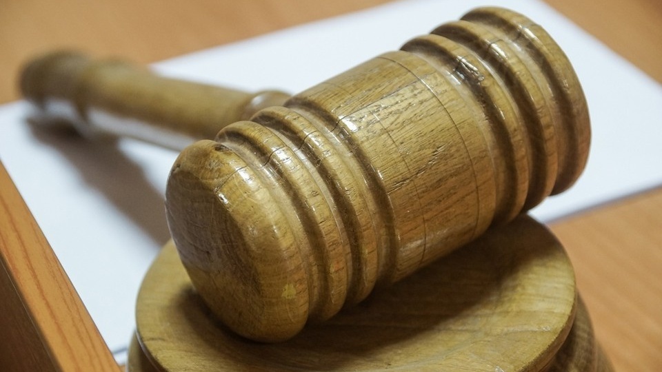 Семь автомобилей, 17 видов оружия и драгоценности: Генпрокуратура хочет изъять имущество группировки «Махонинские»*