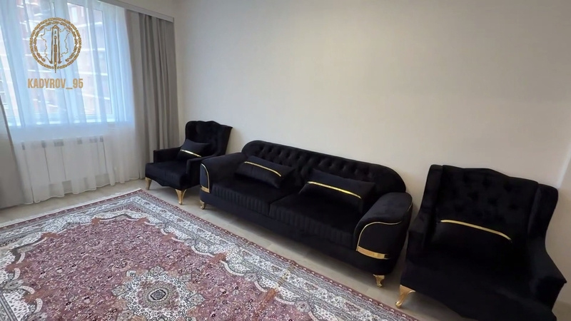    В квартире уже есть мебель, люстры и ковры Фото: соцсети главы Чечни