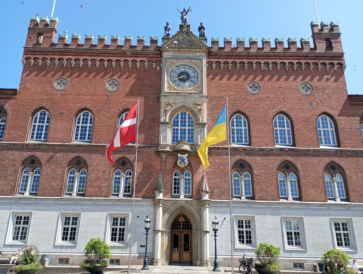 Над Ратушей развеваются 2 флага, один из них датский. 