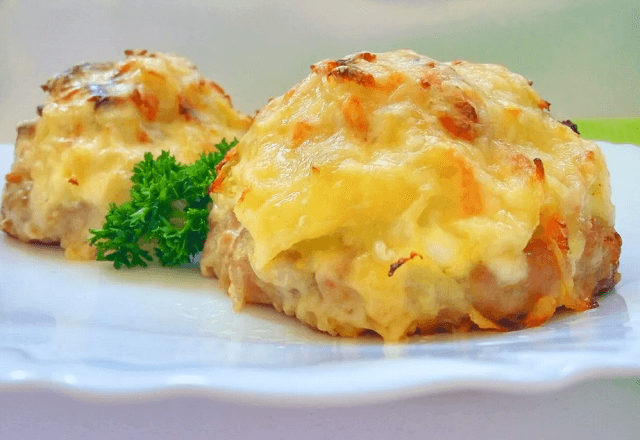 Мясной фарш и гарнир - два в одном. Стожки из мясного фарша. Получается интересно, просто, необычно.