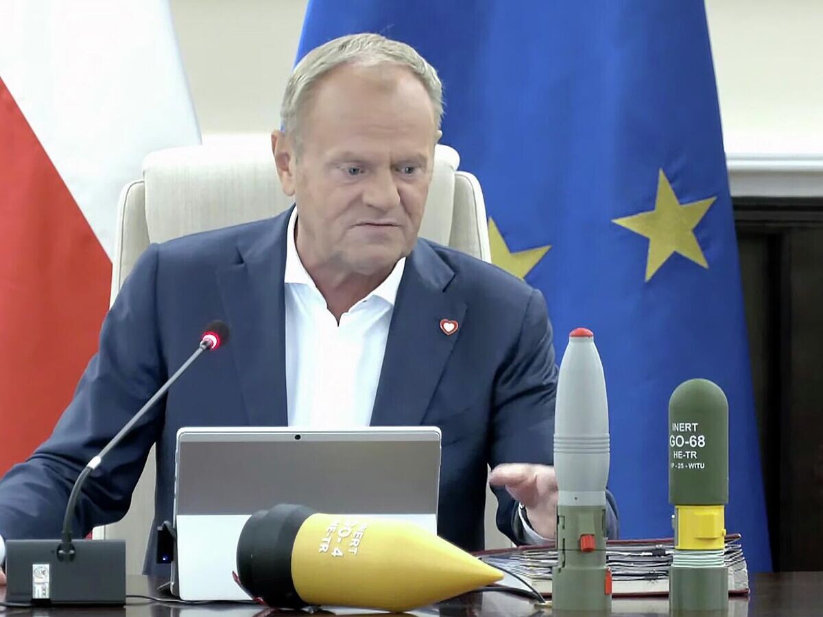    Премьер-министр Польши Дональд Туск принес на заседание правительства боевые части дронов. Кадр трансляции