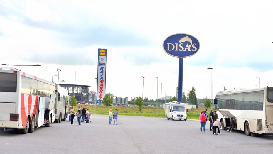 Автор фото: konstantinks / Shutterstock / FOTODOM. Автобусы с туристами из Петербурга у финских магазинов на границе с Россией.